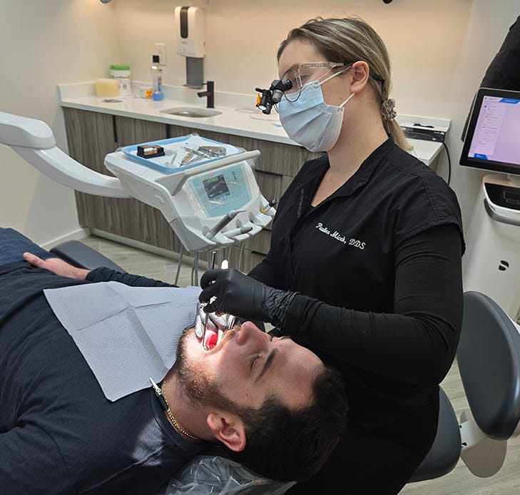 Dentist providing emergency dental treatment in Sheepshead Bay, Brooklyn.